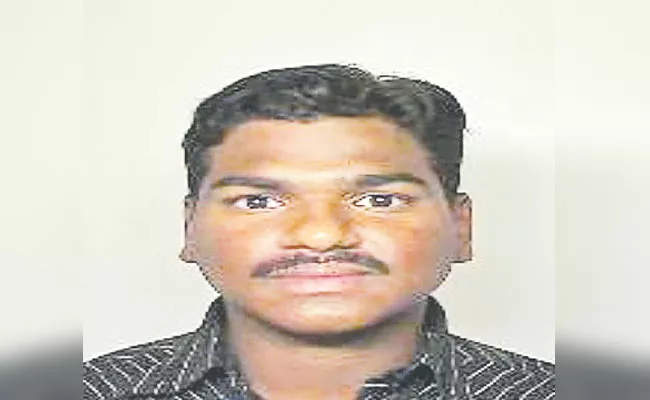 Police Inquiry On Constable Eshwar Who Is Pickpocket Gang Leader - Sakshi