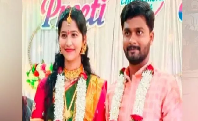 Husband Died And Wife Seriously Injured In Haveri Road Accident - Sakshi