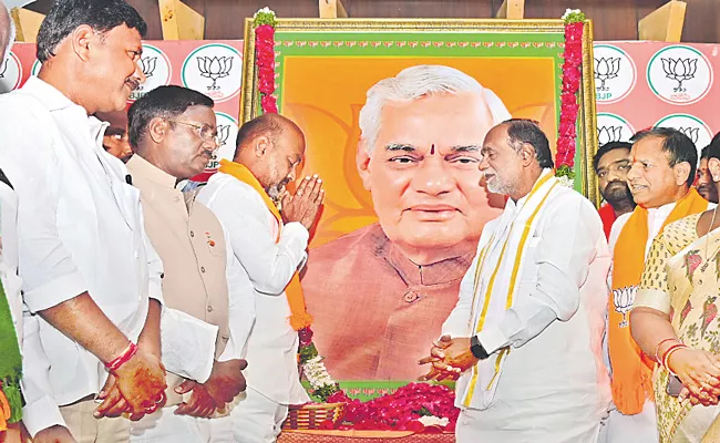 TS BJP leaders Pays Tributes To Atal Bihari Vajpayee His Birth Anniversary - Sakshi