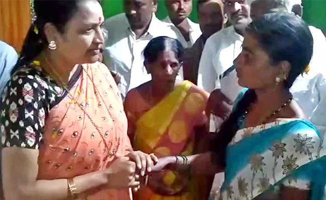Woman Who Apologized To Minister Usha Sri Charan In Anantapur - Sakshi