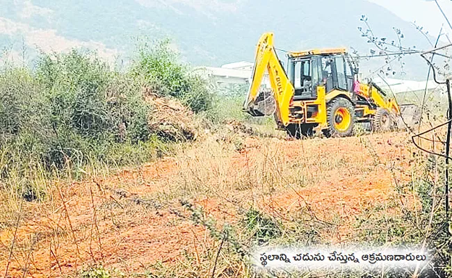 TDP Leaders Attempt To Occupy The APIIC Land Place In Gajuwaka - Sakshi