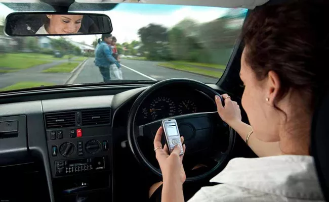 1040 lives lost in road accidents caused by use of mobile phone Drivings - Sakshi