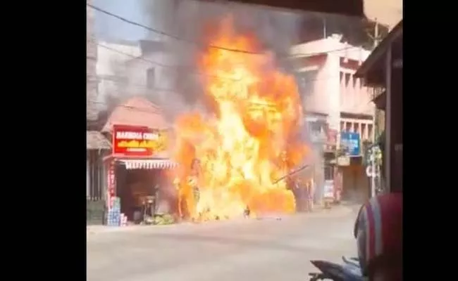 Gas Cylinder Explodes in Kerala Few Injured - Sakshi