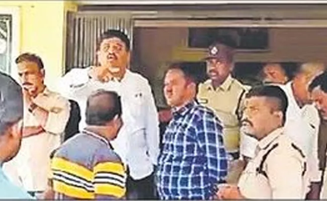 Anantapur TDP Leaders Over Action on Kanekal Head Constable - Sakshi