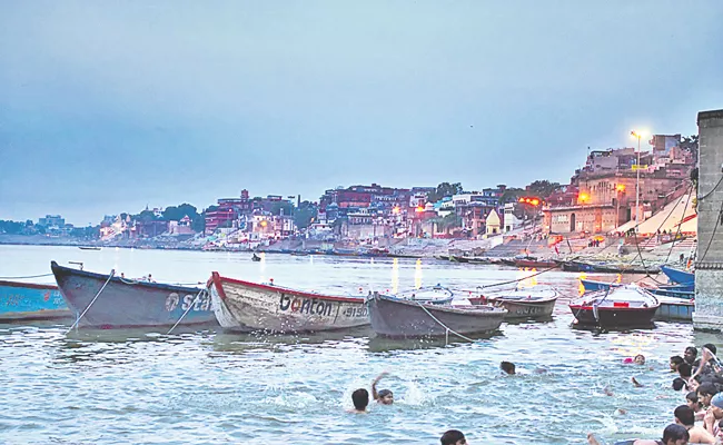 580 diesel boats converted to CNG in Varanasi to make Ganga pollution-free - Sakshi