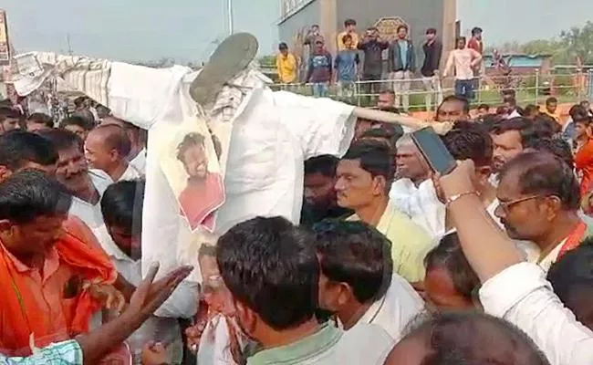 Villagers Protested In Basara Complains Against Renjarla Rajesh - Sakshi