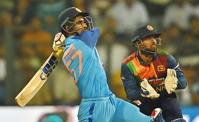 Ind Vs SL 1st T20I Deepak Hooda Furious Abuse At Umpire Netizens Fire - Sakshi