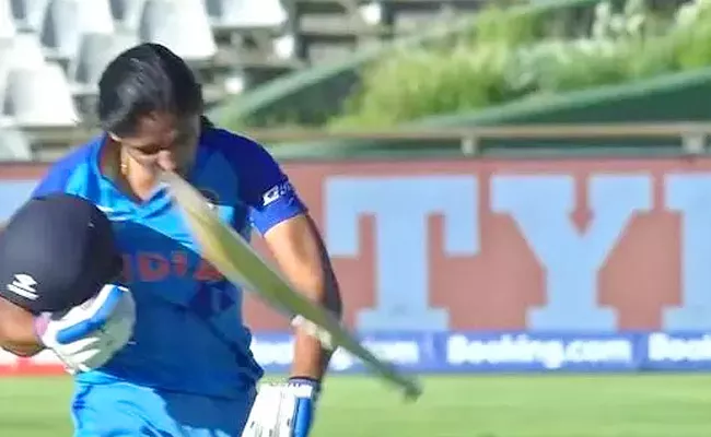 Harmanpreet Kaur Throws Away Her Bat In Frustration After Bizarre Run Out - Sakshi