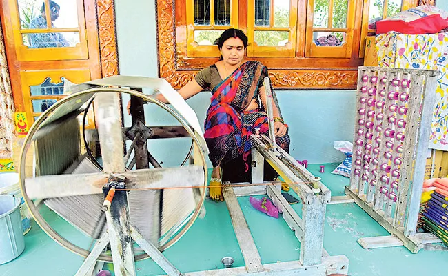 Growing popularity of handloom textiles - Sakshi