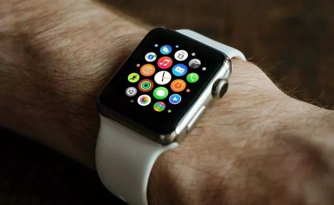 apple watch saves mans life helps detect blood clots in lungs - Sakshi