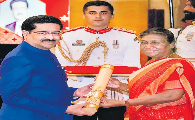 Industrialist Kumar Mangalam Birla receives Padma Bhushan - Sakshi