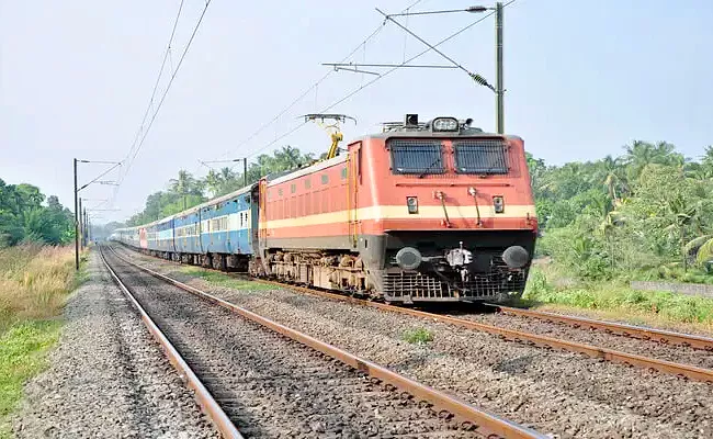 Hyderabad: Old Couple Died Over Hit By Train - Sakshi