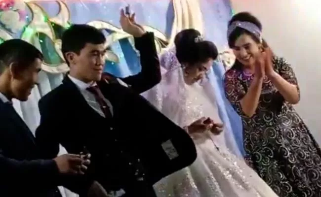 Groom Hit The Bride At Wedding Video Viral - Sakshi