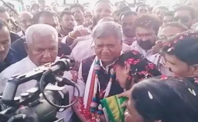 Karnataka Polls 2023: Jagadish Shettar wife Shilpa Cries Video - Sakshi