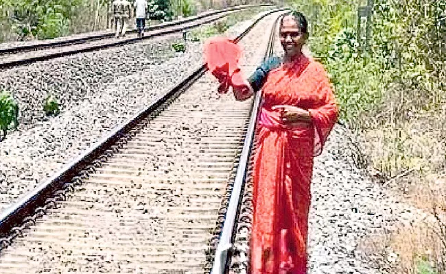 An Old Lady Stopped The Train While Waving Red Cloth At Bangalore - Sakshi
