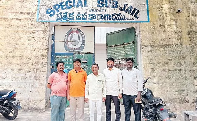 TDP leaders met the accused Subbaiah who is in the sub jail - Sakshi