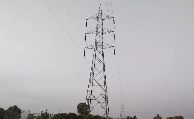 Labourers Electrocuted To Death While Installing Pole In Jharkhand - Sakshi