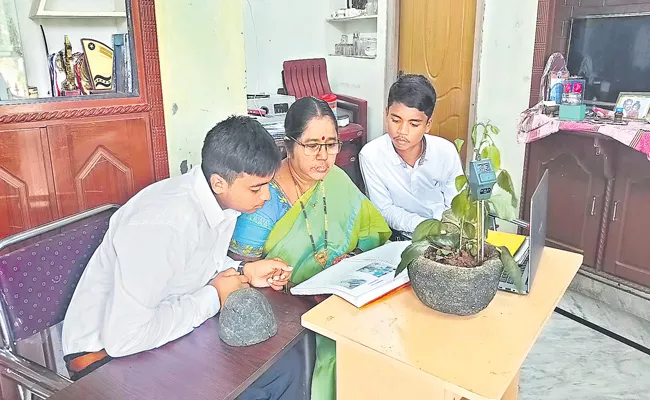 Kollati Lakshmi Devi: Eco friendly flower pot experiment is international level - Sakshi