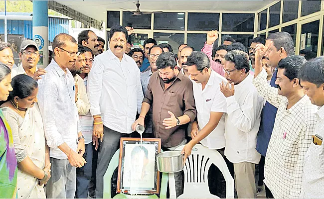 Employees celebrate YS Jaganmohan Reddys decision - Sakshi