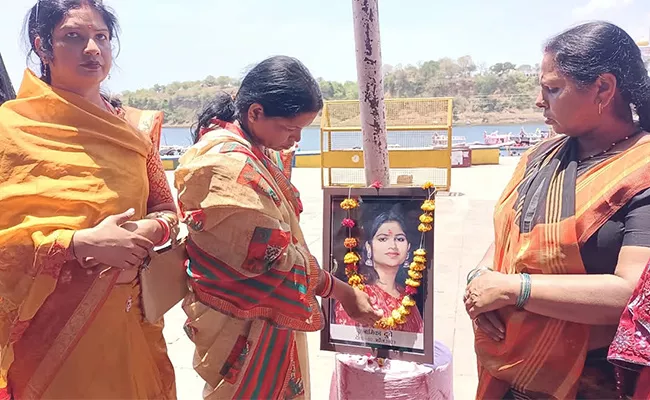 Funeral Held for Girl Marrying Non Hindu at Madhya Pradesh Jabalpur - Sakshi