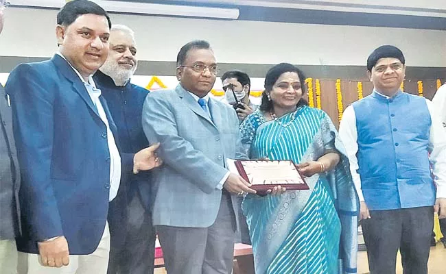 Governor praises TCS Hyderabad - Sakshi
