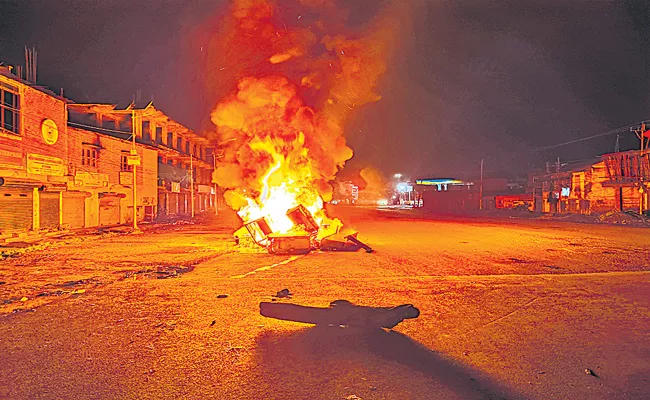 Fresh violence in Manipur as mobs clash with security forces - Sakshi