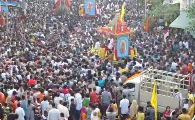 Floor Balcony Collapses During Rath Yatra In Ahmedabad One Dead - Sakshi