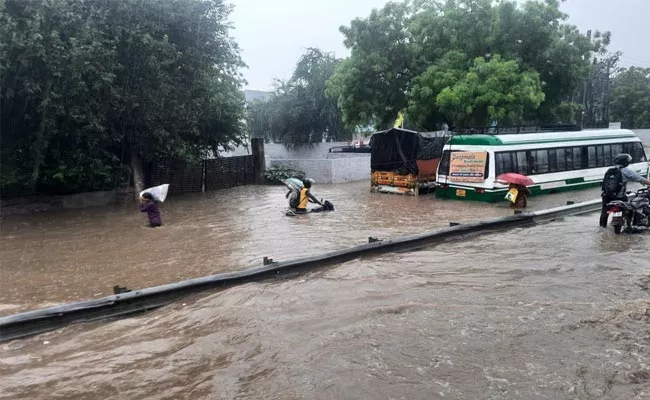 Traffic Jam Delhi Gurugram Expressway After Heavy Downpour Waterlogging - Sakshi