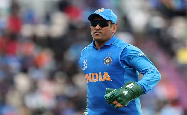 Some Fans Demand MS Dhoni To Be Made As Team India Chief Selector - Sakshi