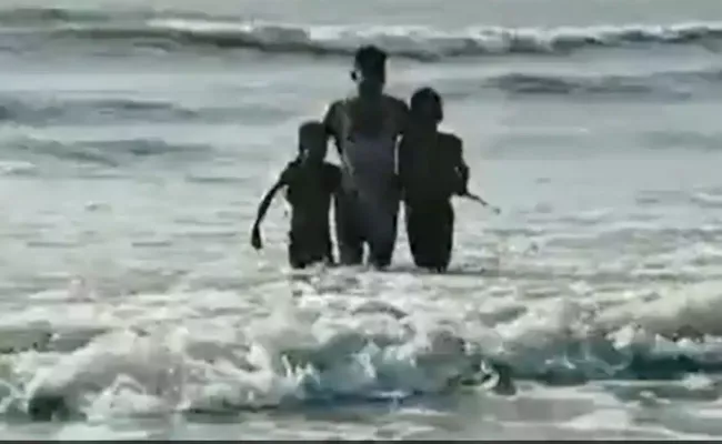 Constable Saves Two Children From Drowning At Mumbai Juhu Beach - Sakshi