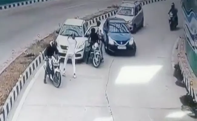 Men Rob Car At Gunpoint In Delhi Pragathi Maidan Tunnel - Sakshi