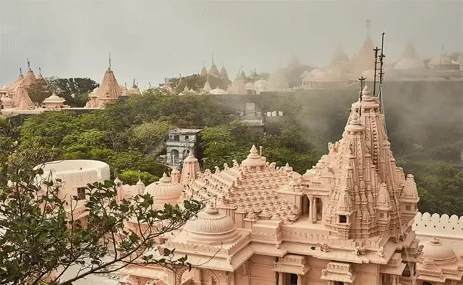 mount shatrunjaya of gujrat has 900 temples - Sakshi