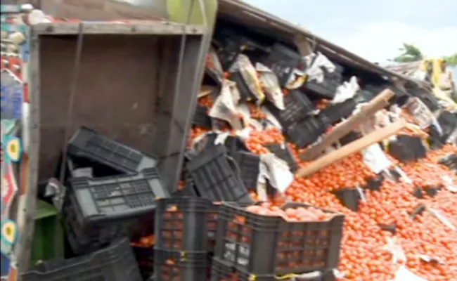 Lorry Carrying Tomatoes Overturned In Adilabad District - Sakshi