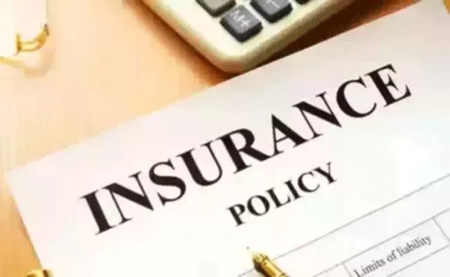Life insurance premium falls 1percent in June quarter - Sakshi
