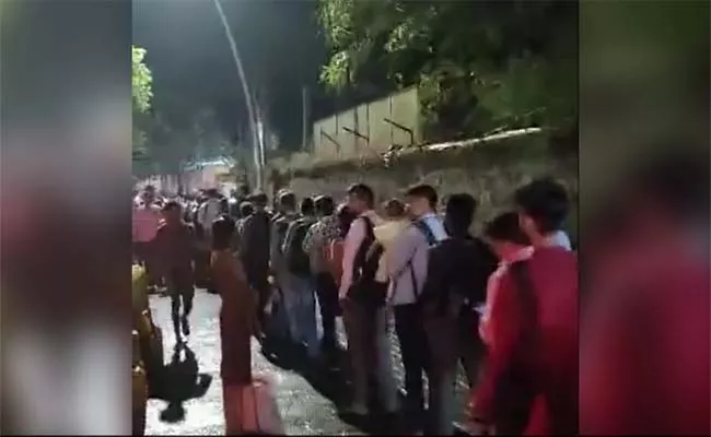 People Wait Patiently In Queue For Autorickshaw In Mumbai - Sakshi