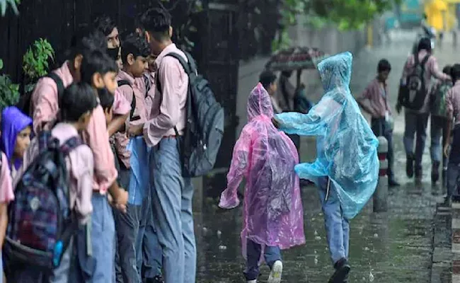 IMD Heavy Rains Effect Karnataka And Kerala Schools Colleges Shut - Sakshi