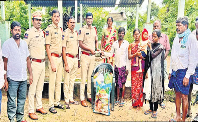 Generosity Of CI And Police Towards Public - Sakshi