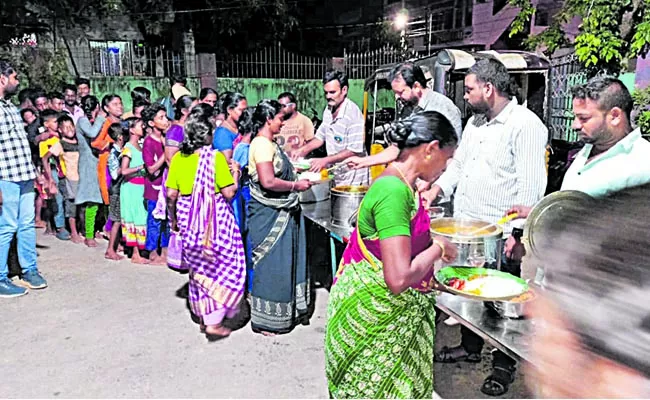 Active relief measures in Godavari flood areas - Sakshi