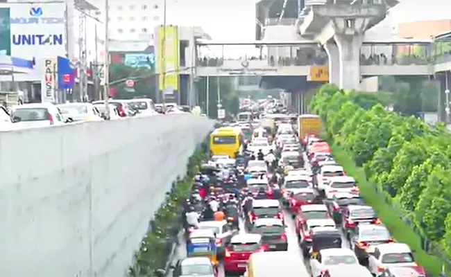 Massive Traffic Snarl In Hyderabad Cyberabad After Heavy Rainfall - Sakshi