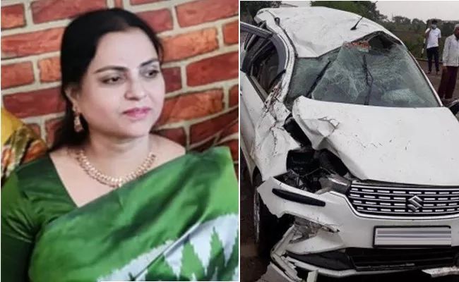 woman died in road accident at karimnagar - Sakshi