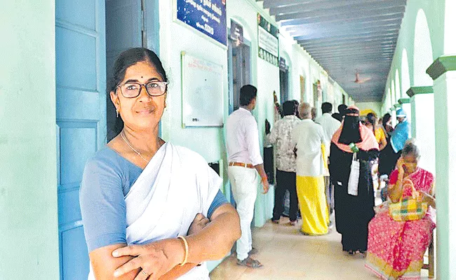 Indian nurse Kathija Bibi a recently retired, oversaw more than 10,000 successful deliveries - Sakshi