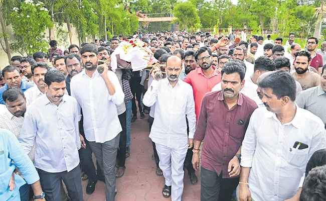 Bandi Sanjay participated in the funeral of BRS worker - Sakshi