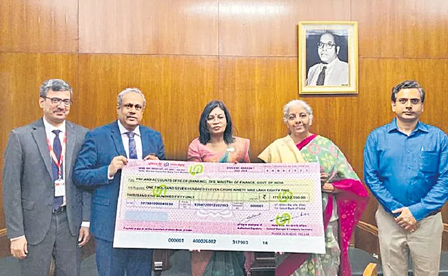 Union Bank hands over record dividend of Rs 1,712 crore to government - Sakshi