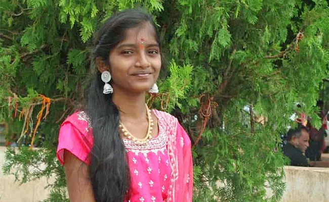Karimnagar Student Pradeepthi Sudden Death At Freshers Day Event - Sakshi