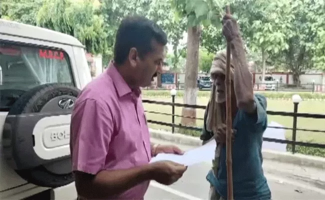 Elderly man Reached Police Commissioner Office - Sakshi