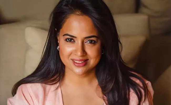 Actress Sameera Reddy Reveals How A Vegetable Seller Commented On Her Postpartum Body - Sakshi
