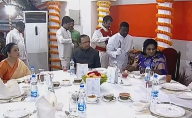 No Political Leaders At Telangana Raj Bhavan At Home Event - Sakshi