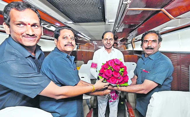 Telangana CM KCR Inaugurates 466 ambulances in Hyderabad - Sakshi