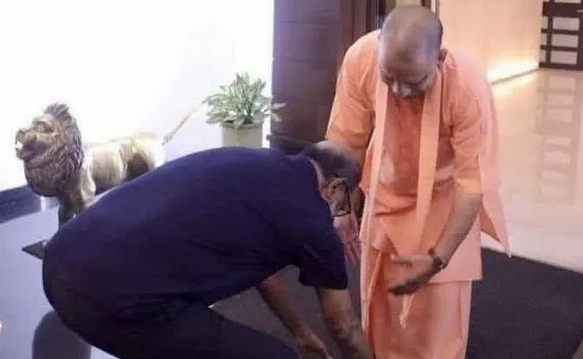 Super Star Rajinikanth Touches UP CM Yogi Feet Goes Viral - Sakshi