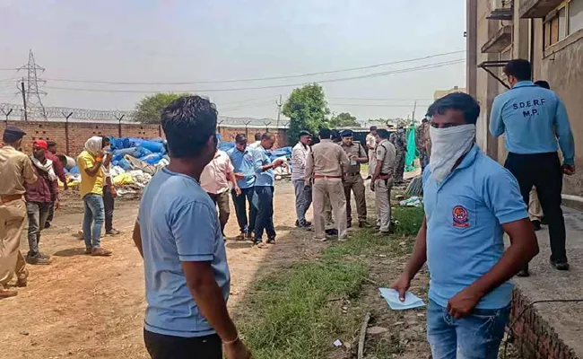 Five Die After Inhaling Poisonous Gas At Food Product - Sakshi